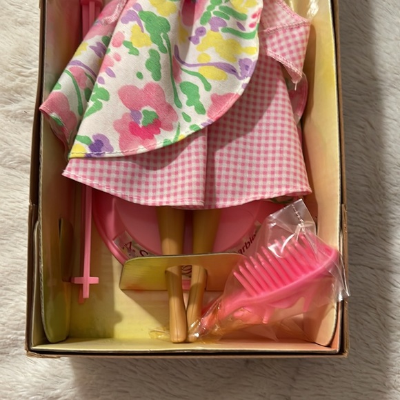 NRFB Vintage AVON ~ Spring Petals Barbie 💐 - Picture 4 of 12